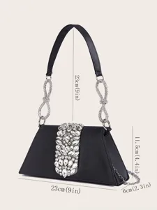 Schwarze Satin Abendtasche mit funkelnden Strassketten und Kristall Verzierung fuer die Party.