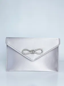 Silberne Abendtasche aus Satin im Detail mit eleganter funkelnder Strass Schleife.