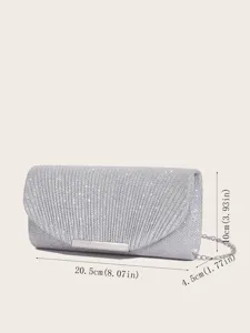 Silberne Glitzer-Abendtasche Detailansicht mit feinem Metallmagnetverschluss und Kette.