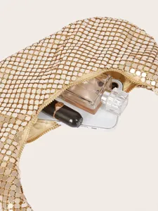 Goldene metallische Netz-Umhängetasche Detail, elegante Abendtasche Kapazitätsanzeige mit Zubehör.