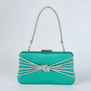 Elegante grüne Satin-Abendtasche mit funkelndem Strass-Knoten und luxuriösem Kettenhenkel.