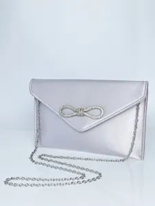 Elegante silberne Abendtasche mit Strass-Schleife und Metallkette für festliche Anlässe.