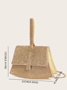 Nahaufnahme der funkelnden Strass-Abendtasche mit glänzenden Kristallen und goldener Kette.
