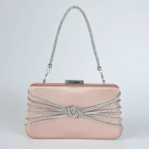 Elegante rosa Satin Abendtasche Detail mit Strassriemen und funkelndem Kristallknoten.