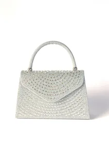 Nahaufnahme der glitzernden Strass-Abendtasche mit exquisiten funkelnden Kristalldetails.