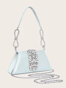 Elegante hellblaue Satintasche mit funkelnden Strasssteinen und schicker Kette für Partys.