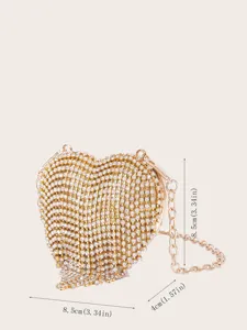 Detail des herzförmigen Strass-Abendbeutels mit funkelnden Kristallen und kompakter Größe.