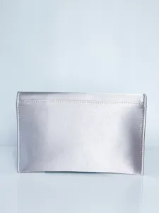 Silberne Satin Abendtasche Clutch für Damen, elegante Kuvert-Handtasche für Party und Bälle.