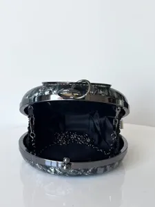 Elegante runde Marmor Abendtasche mit stilvollem Metallrahmen und Kette für Damen.