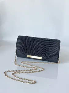 Detailansicht der schwarzen Plissee Abendtasche mit edlem Goldmetallsteg und Kette.