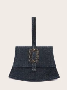 Detailaufnahme der dunkelblauen Strass-Abendtasche mit glänzender quadratischer Schnalle.