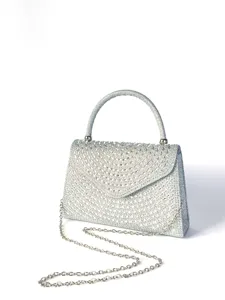 Detailansicht der glitzernden Strass-Abendtasche, verziert mit funkelnden Kristallen und Kette.