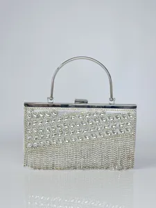 Silberne Strass Abendtasche Clutch mit Metallgriff und funkelnden Kristallfransen Details.