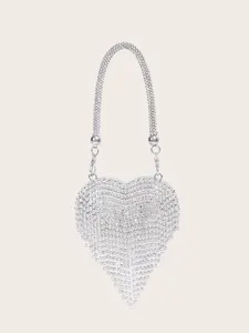 Nahaufnahme der silbernen Strass-Herz-Abendtasche, glitzernde Diamant-Kettentasche