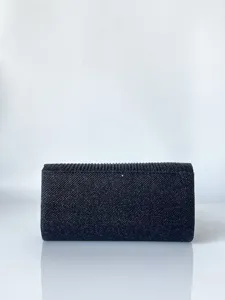 Detailansicht der schwarzen Glitzer-Abendtasche zeigt die feine strukturierte Oberfläche.