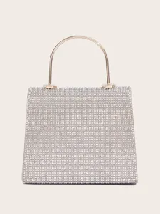 Nahaufnahme der glitzernden Strass-Abendtasche mit einem eleganten runden Metallgriff.