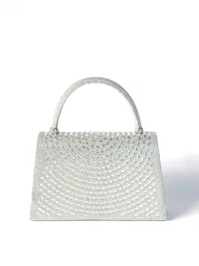 Nahaufnahme des funkelnden Strass-Abendhandtaschen-Details mit exzellenten glitzernden Kristallen.