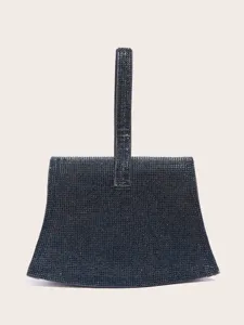 Detailansicht der eleganten dunkelblauen Strass-Abendtasche, funkelnde Kristalloberfläche.