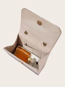 Detailansicht der glitzernden Pailletten Abendtasche mit geräumigem Innenraum für Partys.