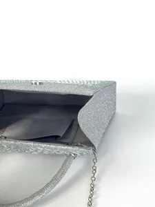 Silberne Strass Abendtasche Detailaufnahme mit Innenfutter und elegantem Kettengurt.