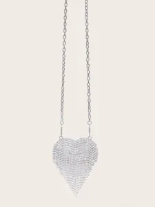Detailansicht der silbernen Strass Herz Abendtasche mit funkelnden Kristallen und Kette
