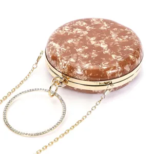 Schicke runde Abendtasche mit Marmormuster, goldenem Metallrahmen und Strass-Ringgriff.