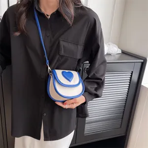 Damen Mode kleine Umhaengetasche Schultertasche mit Herz Design in Blau und Weiss.
