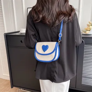 Detailansicht der stilvollen weiß-blauen Umhängetasche mit süßem Herz-Design perfekt.