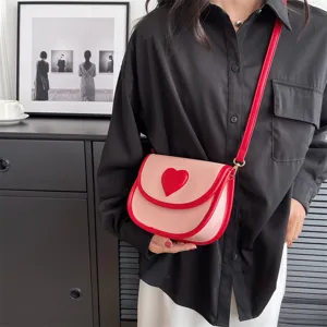 Schicke rosa-rote Herz-Satteltasche für Damen, stilvolle Umhängetasche aus Leder.