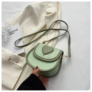 Trendige hellgrüne Umhängetasche mit süßem Herz-Patch, schickes Satteltaschen-Design für Frauen.