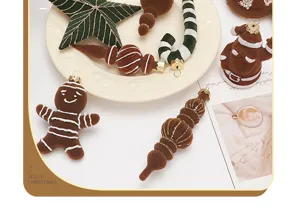 Ensemble de decorations de sapin de Noel floquees, decor retro en velours marron et vert.