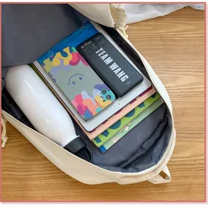 Rucksack Innendetail mit großer Kapazität und mehreren Fächern für die Aufbewahrung.