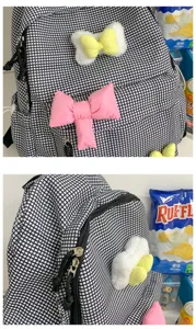 Schwarzer und weißer karierter Rucksack mit Plüschschleife, leichter modischer Freizeitrucksack.