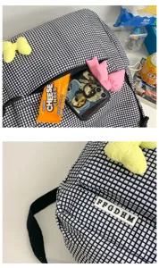 Detailansicht des niedlichen schwarz-weißen Karierten Schulrucksacks mit süßen Schleifen.