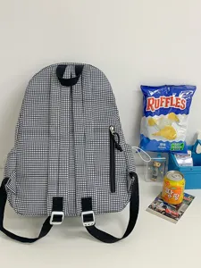 Klassischer schwarz-weißer karierter Schulrucksack für Schüler, leichter Freizeitrucksack.