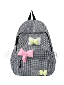 Süßer schwarz-weißer karierter Schulrucksack für Mädchen mit niedlichen Plüschschleifen.