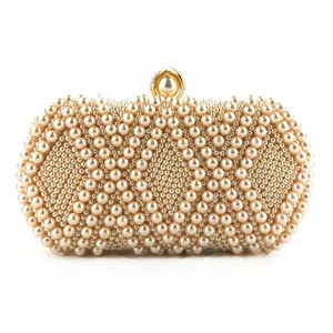 Detailaufnahme einer handgefertigten Perlen-Clutch mit feinem geometrischem Perlendesign.
