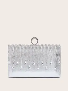 Silberne Strass-Abendtasche Detailansicht mit glitzernden Kristallfransen und elegantem Ringverschluss.