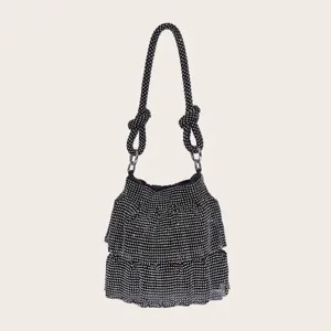 Zwarte strass hobo tas detailshot met sprankelende kristallen versieringen en geknoopt handvat.