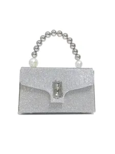 Silberne Strass-Abendtasche Detail, verziert mit Metallperlen-Griff und Perlenakzenten.