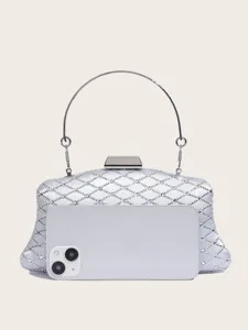 Silberne Abendtasche Strass Detailaufnahme, glitzernde Kristalle mit rundem Metallgriff.