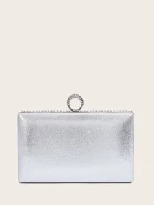 Silberne Metallic-Abendtasche mit Strass-Ringverschluss für elegante Partys und Anlässe.
