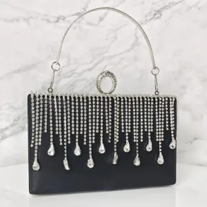 Schwarze Abendtasche mit funkelnden Strassquasten und elegantem Metallhenkel im Detail.