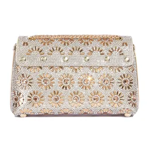 Detailansicht der glitzernden Strass-Abendtasche mit funkelnden Kristallverzierungen.
