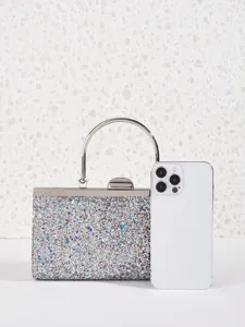 Silber Glitzer Abendtasche Detailansicht mit Pailletten und Metallgriff im Größenvergleich.