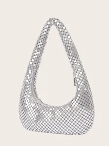 Detailansicht der silbernen Metallnetz Schultertasche, glänzende Textur mit Reissverschluss.
