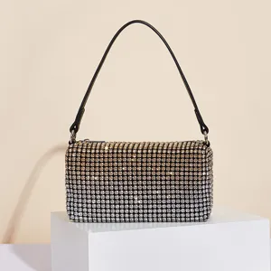 Detailaufnahme der glitzernden Strass-Abendhandtasche mit Farbverlauf und schwarzem Henkel.
