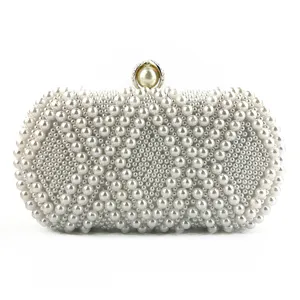 Detailansicht einer handgefertigten weißen Perlen-Clutch mit elegantem Diamant-Kristallverschluss.