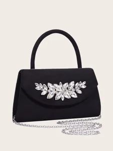 Schwarze Samt-Abendtasche Detail mit funkelndem Kristall-Blatt-Dekor und silberner Kette.