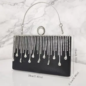 Detailansicht der schwarzen Abendtasche mit funkelnden Strassfransen und Metallgriff.